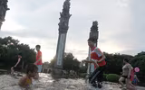 Hà Nội: Sân chơi biến thành 